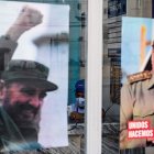 carteles del fallecido líder cubano Fidel Castro, que hoy habría cumplido 95 años, y del expresidente Raúl Castro