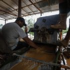 Hombres trabajan en una mina de oro artesanal en la localidad de El Dorado, estado Bolívar,