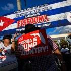 Manifestación en Miami en apoyo a la imputación de Raúl Castro por el Departamento de Justicia, este miércoles 20 de mayo.