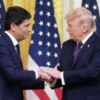 El presidente Trump estrecha la mano del nuevo presidente de la Fed, Kevin Warsh