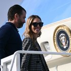 Bettina Anderson y Donald Trump Jr. entran en el Air Force One, en julio de 2025.