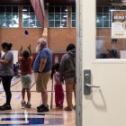Un grupo de evacuados en el condado de Orange (California) tras la fuga química de un tanque