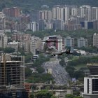 Un avión MV-22B Osprey de los Marines estadounidenses sobrevuela la ciudad en su camino hacia la Embajada de Estados Unidos en Caracas