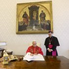 Esta fotografía, tomada el 15 de mayo de 2026 y difundida el 25 de mayo de 2025 por Vatican Media, muestra al papa León XIV firmando su primera encíclica, «Magnifica Humanitas», centrada en el auge de la inteligencia artificial, en el Vaticano. (Foto: Cortesía / VATICAN MEDIA / AFP) / USO EXCLUSIVAMENTE EDITORIAL - CRÉDITO OBLIGATORIO «AFP PHOTO / VATICAN MEDIA» - PROHIBIDO SU USO CON FINES COMERCIALES - PROHIBIDAS LAS CAMPAÑAS PUBLICITARIAS - DISTRIBUIDA COMO SERVICIO A LOS CLIENTES