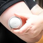 La imagen muestra el aplicador del sensor de glucosa en el brazo de un paciente (Archivo)