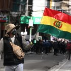 Un boliviano sostiene una bandera durante una manifestación contra el presidente Rodrigo Paz (Archivo)
