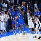 Shai Gilgeous-Alexander (Thunder) encesta delante de Stephon Castle (Spurs)