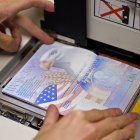 Servicio de Pasaportes del Departamento de Estado con un nuevo pasaporte estadounidense en blanco (Archivo)