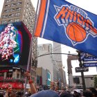 Fanáticos de los Knicks celebrando fuera del Madison Square Garden el 10 de mayo de 2026.