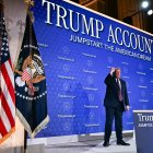 El presidente Donald Trump ofrece su discurso sobre las "Cuentas Trump"