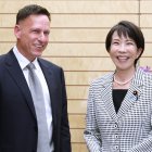 Peter Thiel reunido con la primera ministra japonesa Sanae Takaichi (R), en marzo de 2026.