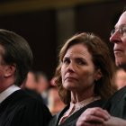 La jueza Amy Coney Barrett (al centro).