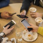 Adultos usando sus teléfonos móviles (Archivo)