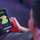 Un joven usando la plataforma de mensajería instantánea Kik.