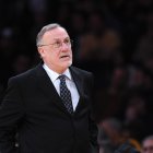 El entrenador de los Minnesota Timberwolves, Rick Adelman, durante el partido de la NBA (Archivo)
