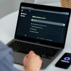 Un hombre usando Meta AI. Imagen de archivo