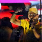 Abelardo de la Espriella, del movimiento Salvadores de la Patria, se dirige a sus seguidores tras un cristal antibalas después del recuento rápido de votos en las elecciones presidenciales en el monumento Ventana al Mundo en Barranquilla, Colombia,