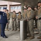 El general Dan Caine saluda al personal militar de la Embajada de EEUU en Caracas.