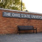 Un letrero en la entrada del campus de la Universidad Estatal de Ohio en Columbus