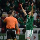 El defensa mexicano n.º 5, Johan Vázquez, celebra tras marcar el gol del empate durante el partido amistoso internacional de fútbol entre México y Serbia, disputado en el Estadio Nemesio Diez de Toluca, México, el 4 de junio de 2026.