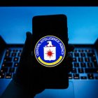 El sello de la Agencia Central de Inteligencia se muestra en la pantalla de un teléfono móvil para una fotografía ilustrativa