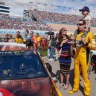 Kyle Busch junto a su esposa y su hijo.