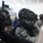 Policías y civiles chocan con manifestantes antigubernamentales