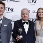 El productor Lorne Michaels posa con el premio a Mejor Musical por "Schmigadoon!"