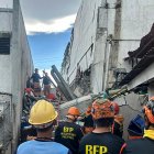 Los equipos de rescate llevan a cabo una operación de salvamento en un edificio derrumbado tras un terremoto de magnitud 7,8 en la ciudad de General Santos el 8 de junio de 2026. Un terremoto de magnitud 7,8 sacudió el sur de Filipinas el 8 de junio, causando la muerte de al menos 15 personas, el derrumbe de edificios y la emisión de alertas de tsunami en toda la región.