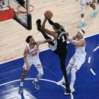 El pívot-ala francés de los San Antonio Spurs, con el dorsal n.º 1, Victor Wembanyama, lanza a canasta mientras es defendido por el escolta de los Knicks, con el dorsal n.º 44, Landry Shamet, y el escolta de los Knicks, con el dorsal n.º 3, Josh Hart, durante el tercer partido de las Finales de la NBA entre los San Antonio Spurs y los New York Knicks, celebrado en el Madison Square Garden de Nueva York el 8 de junio de 2026.