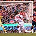 El delantero español Mikel Oyarzabal, con el dorsal número 21, marca el primer gol de su equipo durante el partido amistoso internacional de fútbol para preparar el Mundial de EEUU entre Perú y España, disputado en el Estadio Cuauhtémoc de Puebla (México) el 8 de junio de 2026.