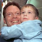 El periodista David Rhode abraza a su sobrino tras ser liberado en 1995.