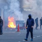 Un edificio es incendiado en la zona de Sandy Row, en el centro de la ciudad de Belfast