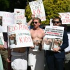 El 2 de junio de 2026, varias personas se reunieron para manifestarse frente al edificio del Comité de Campaña Senatorial Demócrata en Washington DC, mientras el candidato demócrata al Senado por Maine, Graham Platner, se reunía con senadores demócratas. Un rudo criador de ostras que hace poco se deshizo de su tatuaje de estilo nazi es el insólito rostro de la apuesta de los demócratas por arrebatar el Senado a los republicanos del presidente Donald Trump y recuperar a los votantes de clase trabajadora.