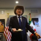 El embajador saliente de Estados Unidos en México, Ken Salazar, corta un pastel de reyes durante su última conferencia de prensa como parte del Día de los Tres Reyes Magos en la Ciudad de México, México, el