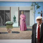 David Hockney posa frente a su cuadro "Fred y Marcia Weisman"