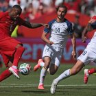 El delantero canadiense n.º 09, Cyle Larin (izquierda), marca el gol del empate durante el partido de fútbol del Grupo B del Mundial de 2026 entre Canadá y Bosnia y Herzegovina, disputado en el Estadio de Toronto, en Toronto, el 12 de junio de 2026.