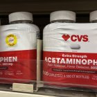 Bottles of generic acetaminophen are seen in a pharmacy in EEUU (Files)