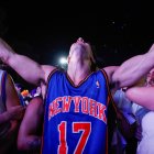 Los aficionados de los Knicks celebran en Central Park (Archivo)