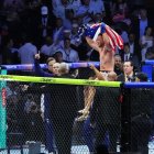 El estadounidense Justin Gaethje celebra tras derrotar al georgiano Ilia Topuria durante el evento de artes marciales mixtas "UFC Freedom 250" en el jardín sur de la Casa Blanca.