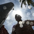 Un hombre se ducha en medio de una calurosa tarde en Miami Beach (Archivo)