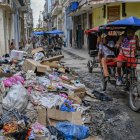 Las personas conviven con montones de basura en medio de la ciudad de La Habana (Archivo)