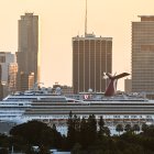 Un crucero Carnival Liberty atracado en el Puerto de Miami