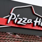 Un cartel iluminado de la cadena de alimentos Pizza Hut
