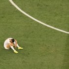 Un jugador iraní sentado en el césped luego del empate 2-2 con Nueva Zelanda, en su debut en el Mundial de Fútbol 2026.