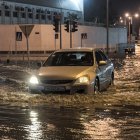 Un vehículo transita una calle inundada (Imagen de archivo)