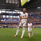Harry Kane, figura inglesa, celebra su segundo gol ante Croacia
