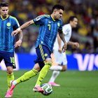 El delantero colombiano n.º 07, Luis Díaz, corre con el balón durante el partido de fútbol del Grupo K del Mundial de 2026 entre Uzbekistán y Colombia, disputado en el Estadio de la Ciudad de México, en la Ciudad de México, el 17 de junio de 2026.
