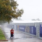 Un hombre camina bajo la lluvia en Texas (Archivo)