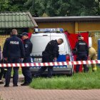 La policía trabaja en una escena del crimen cubierta con una carpa en Biala Podlaska